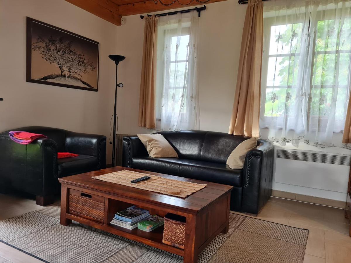 Duzzogo Vendeghaz Agard Villa Gardony Ngoại thất bức ảnh