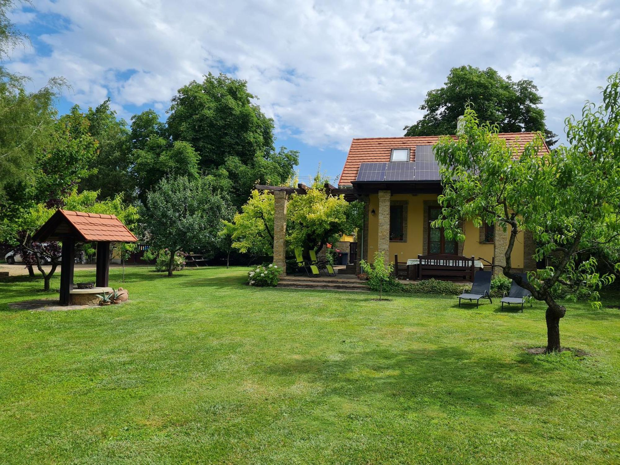 Duzzogo Vendeghaz Agard Villa Gardony Ngoại thất bức ảnh