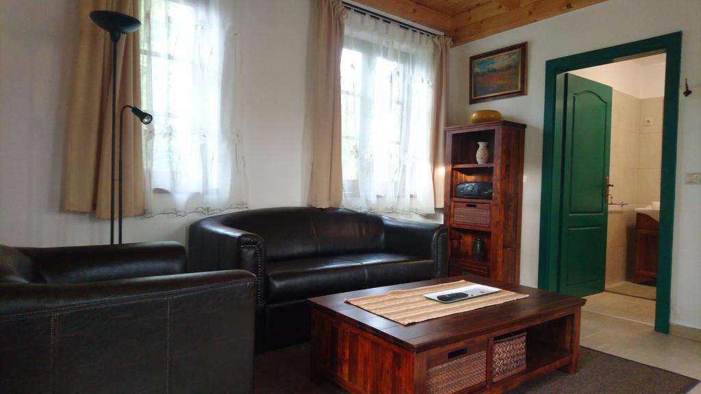 Duzzogo Vendeghaz Agard Villa Gardony Ngoại thất bức ảnh